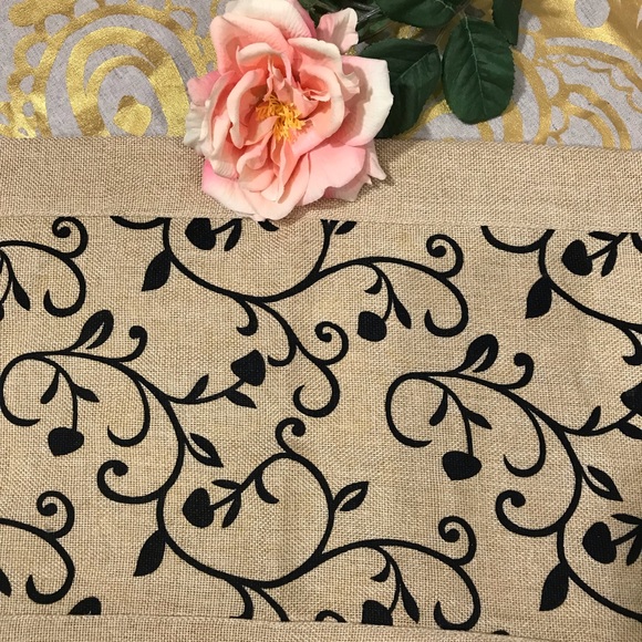 Table Runner - Picture 4 of 6